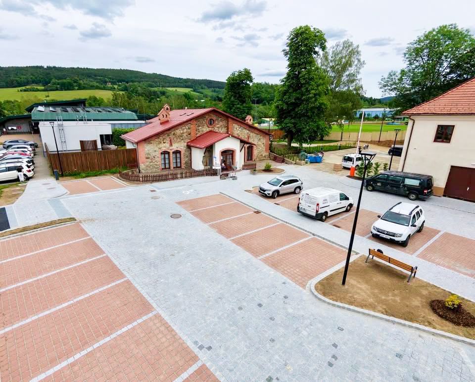 Nová parkovací místa u plaveckého bazénu